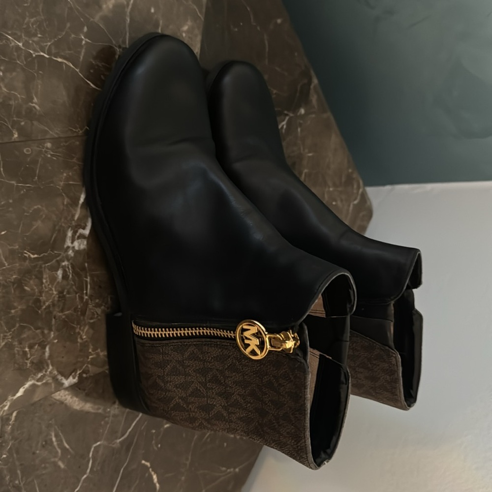 Michael Kors boots in excellent condition size 6 1/2 - Picture 3 of 5